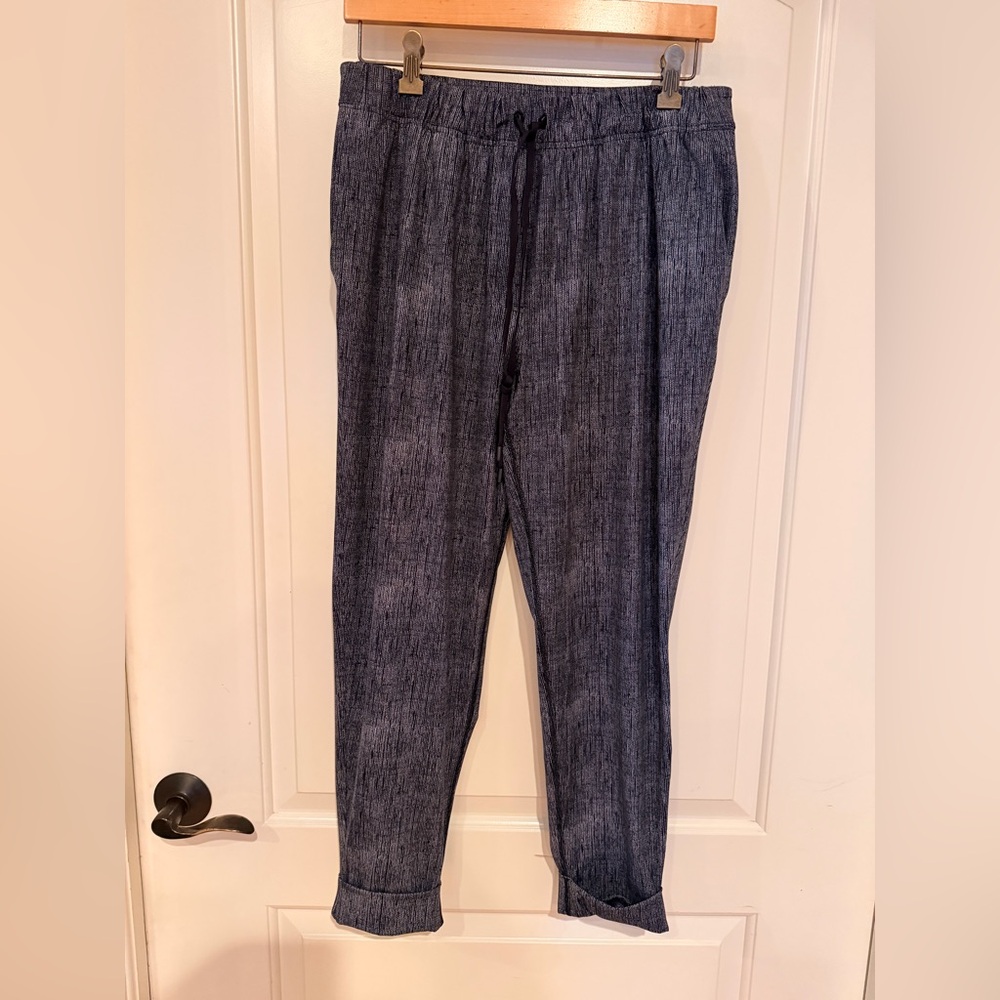Lululemon black and white cuffed dress pants in EUC? Size 15 inches Accross flat